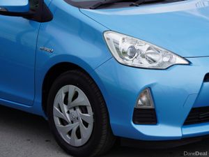 2014 TOYOTA AQUA HYBRID AUTO 33,000 KM - Image 4