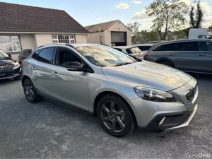 Volvo V40 2.0 D4 CROSS COUNTRY SE LUXURY DIESEL 19 - Image 3