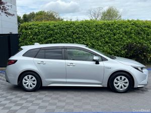 Toyota Corolla TOURING 1.8 HYBRID // REVERSE CAMER - Image 2