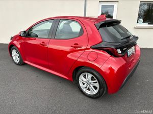 221 Toyota Yaris 1.5 Hybrid Luna Auto - Image 3