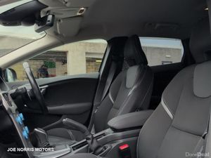 Volvo V40 2.0 D4 Dynamic Edition Automatic - Image 3