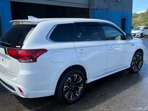 2017 Mitsubishi Oulander Phev Hybrid Automatic - Image 3
