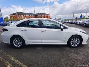 TOYOTA COROLLA 1.8 LUNA SALOON AUTO PETROL HYBRID - Image 4
