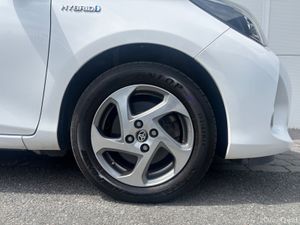 2017 TOYOTA YARIS LUXURY HYBRID A/T - Image 3