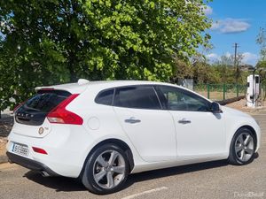 Volvo V40 2015 automatic nct&tax €8990 - Image 2