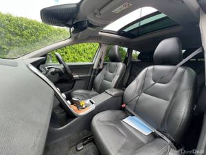Volvo XC60 D4 CLASSIC 2.0 D AUTO // OPENING PAN RO - Image 2