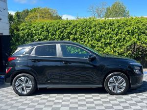 Hyundai KONA PREMIUM EV 65KWH // APPLE CARPLAY/AND - Image 2