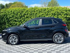 Hyundai KONA PREMIUM EV 65KWH // APPLE CARPLAY/AND - Image 3