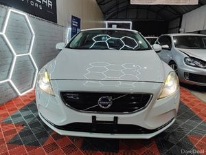 142 Volvo V40 1.6 Petrol Automatic - Image 3