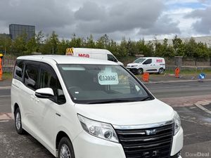 2014 Toyota Noah 1.8 Hybrid 7 seater - Image 2