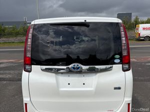 2014 Toyota Noah 1.8 Hybrid 7 seater - Image 4