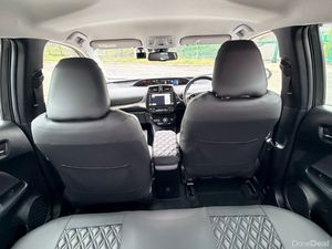 2022 Toyota prius White - Image 4