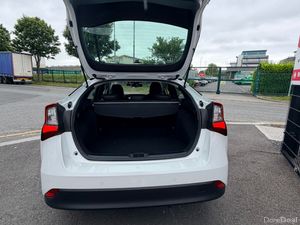 2022 Toyota prius White - Image 3