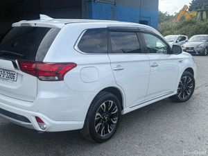 2018 Mitsubishi Oulander Phev G / Premium Package - Image 3
