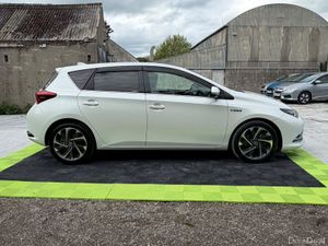 Toyota Auris 2016 Hybrid Leather Edition - Image 4