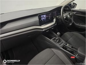 Skoda OCTAVIA Diesel Hatchback SE Technology - Image 3