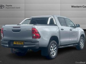 Toyota Hilux 2.4 D-4D Invincible X Auto 4WD Euro 6 - Image 2