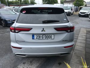 2023 Mitsubishi Outlander HYBRID - Image 3
