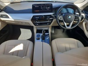 BMW 5-Series 520d SE Saloon - Image 4