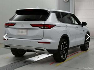 2023 Mitsubishi Outlander 2.4 Plug in hybrid - Image 3