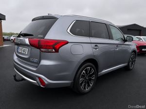 17 Mitsubishi Outlander 2.0 petrol hybrid 4x4 - Image 4
