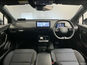 MG MG4 SE 51kWh 170BHP - Parking Sensors - Climate - Image 3