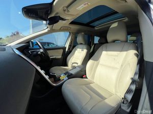 Volvo XC60 D4 CLASSIC 2.0 D // OPENING PAN ROOF // - Image 2