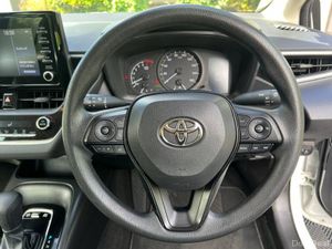 Toyota Corolla TOURING 1.8 HYBRID // REVERSE CAMER - Image 4