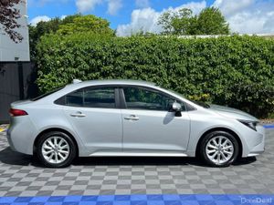 Toyota Corolla 1.8 HYBRID AUTO // 16" ALLOYS // RE - Image 2