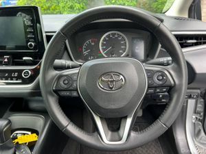 Toyota Corolla 1.8 HYBRID AUTO // 16" ALLOYS // RE - Image 4