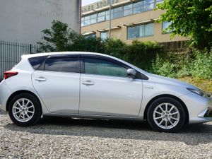 2016 Toyota Auris Hybrid - Image 2