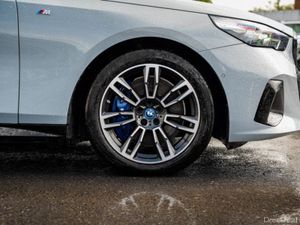 BMW i5 EDRIVE40 M SPORT - Image 4
