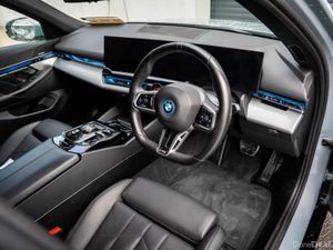 BMW i5 EDRIVE40 M SPORT - Image 3