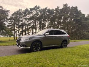 Mitsubishi Outlander 2017 PHEV Top Spec - Image 3