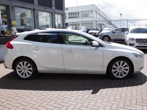 2016 VOLVO V40 T3 R-DESIGN 1.5 5DR AUTO ESTATE - Image 3