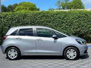 Honda Fit 1.5 HYBRID // REVERSE CAMERA // DIGITAL - Image 2