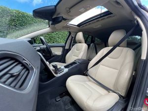 Volvo V60 CROSSCOUNTRY 2.0 D AUTO // FULL SERVICE - Image 2