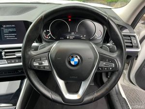 BMW 3-Series 320D AUTO // APPLE CARPLAY/BLUETOOTH - Image 4