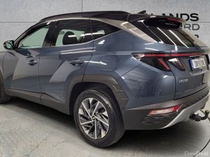 Hyundai Tucson 2WD Executive Plus w 2 Tone Roof Fi - Image 3