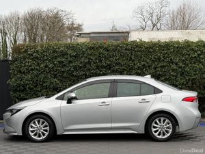 Toyota Corolla 1.8 HYBRID // HEATED SEATS // REVER - Image 3
