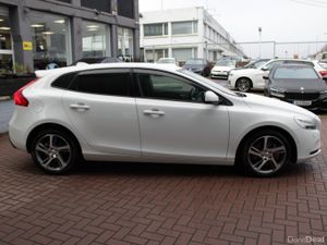 2017 VOLVO V40 - Image 3