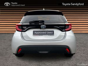 Toyota Yaris HYBRID LUNA SPORT // SMART ENTRY/SMAR - Image 4