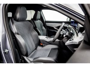 Peugeot 5008 E-Allure 72kWh 210HP - 7 Seats - Image 3