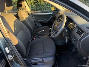 Skoda Octavia 1.6 Saloon mint condition - Image 2