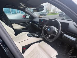 BMW 5-Series 530e M Sport / Light interior / - Image 3