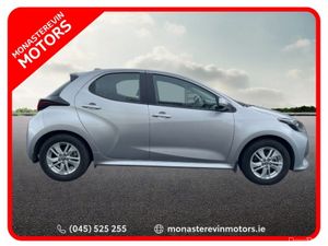 Toyota Yaris HYBRID 115 LUNA - Image 4