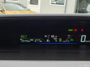 Toyota Prius ONLY 25,445KM ! ( 132 REG 7 SEATER SE - Image 3