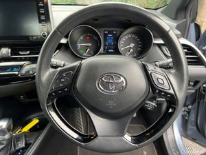 Toyota C-HR LUNA 1.8 HYBRID // REVERSE CAMERA // D - Image 4