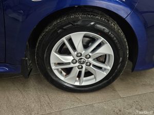 211 TOYOTA YARIS 1.5 PETROL HYBRID - Image 3