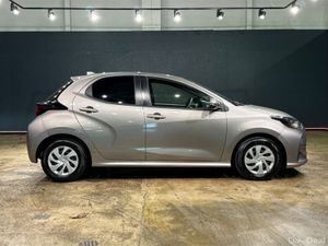 Toyota Yaris HYBRID 1.5L AUTOMATIC - CRUISE CONTRO - Image 3